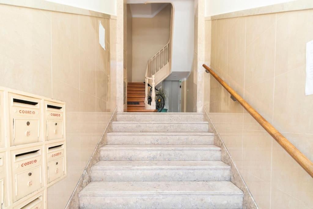 Spacious Apartment Near Saldanha Lisbon Bagian luar foto